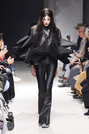 1/34 | Junya Watanabe Fall 2025 | Photo: NOWFASHION.com Junya Watanabe Fall 2025 | Photo: NOWFASHION.com
