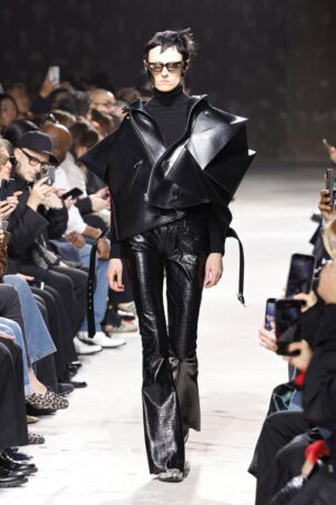 2/34 | Junya Watanabe Fall 2025 | Photo: NOWFASHION.com Junya Watanabe Fall 2025 | Photo: NOWFASHION.com