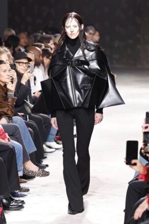 4/34 | Junya Watanabe Fall 2025 | Photo: NOWFASHION.com Junya Watanabe Fall 2025 | Photo: NOWFASHION.com