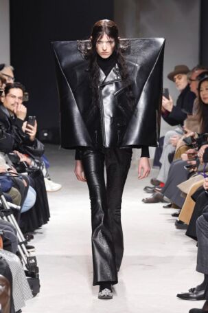 7/34 | Junya Watanabe Fall 2025 | Photo: NOWFASHION.com Junya Watanabe Fall 2025 | Photo: NOWFASHION.com