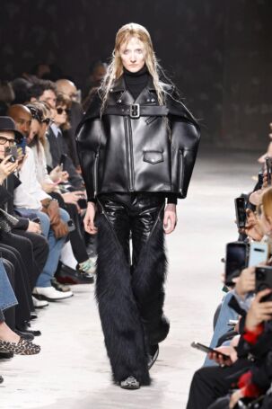 8/34 | Junya Watanabe Fall 2025 | Photo: NOWFASHION.com Junya Watanabe Fall 2025 | Photo: NOWFASHION.com