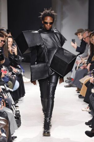 11/34 | Junya Watanabe Fall 2025 | Photo: NOWFASHION.com Junya Watanabe Fall 2025 | Photo: NOWFASHION.com
