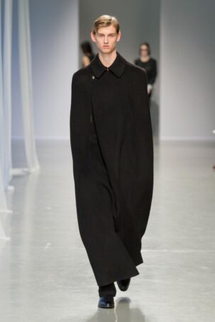 4/31 | KIMHĒKIM Fall 2025 | Photo: Dominique Maitre | Courtesy of KIMHĒKIM KIMHĒKIM Fall 2025 | Photo: Dominique Maitre | Courtesy of KIMHĒKIM