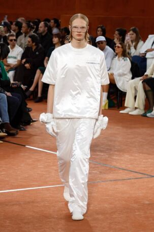 3/55 | Lacoste Fall 2025 | Photo: NOWFASHION.com Lacoste Fall 2025 | Photo: NOWFASHION.com