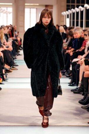 9/62 | Louis Vuitton Fall 2025 | Photo: NOWFASHION.com Louis Vuitton Fall 2025 | Photo: NOWFASHION.com