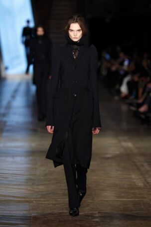 1/50 | McQueen Fall 2025 | Photo: NOWFASHION.com McQueen Fall 2025 | Photo: NOWFASHION.com