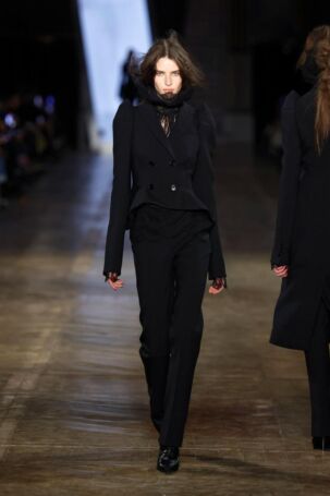 2/50 | McQueen Fall 2025 | Photo: NOWFASHION.com McQueen Fall 2025 | Photo: NOWFASHION.com