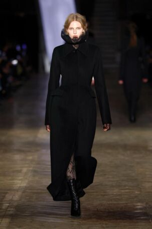 3/50 | McQueen Fall 2025 | Photo: NOWFASHION.com McQueen Fall 2025 | Photo: NOWFASHION.com