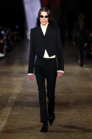 4/50 | McQueen Fall 2025 | Photo: NOWFASHION.com McQueen Fall 2025 | Photo: NOWFASHION.com