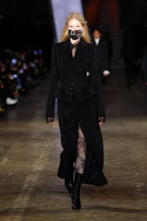 5/50 | McQueen Fall 2025 | Photo: NOWFASHION.com McQueen Fall 2025 | Photo: NOWFASHION.com