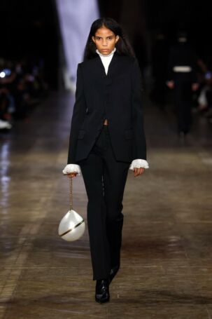 6/50 | McQueen Fall 2025 | Photo: NOWFASHION.com McQueen Fall 2025 | Photo: NOWFASHION.com