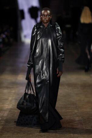 7/50 | McQueen Fall 2025 | Photo: NOWFASHION.com McQueen Fall 2025 | Photo: NOWFASHION.com