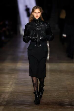8/50 | McQueen Fall 2025 | Photo: NOWFASHION.com McQueen Fall 2025 | Photo: NOWFASHION.com