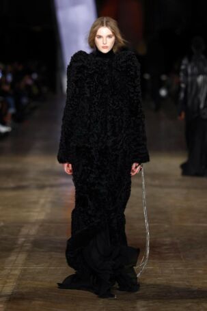 9/50 | McQueen Fall 2025 | Photo: NOWFASHION.com McQueen Fall 2025 | Photo: NOWFASHION.com