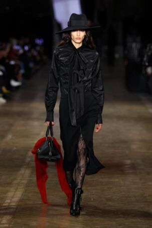 10/50 | McQueen Fall 2025 | Photo: NOWFASHION.com McQueen Fall 2025 | Photo: NOWFASHION.com