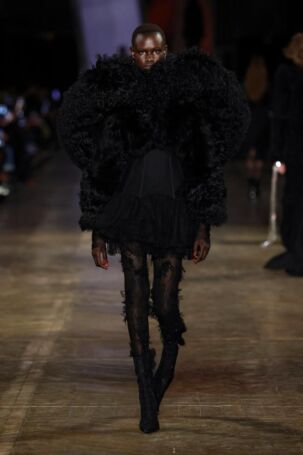 11/50 | McQueen Fall 2025 | Photo: NOWFASHION.com McQueen Fall 2025 | Photo: NOWFASHION.com