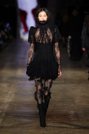 12/50 | McQueen Fall 2025 | Photo: NOWFASHION.com McQueen Fall 2025 | Photo: NOWFASHION.com
