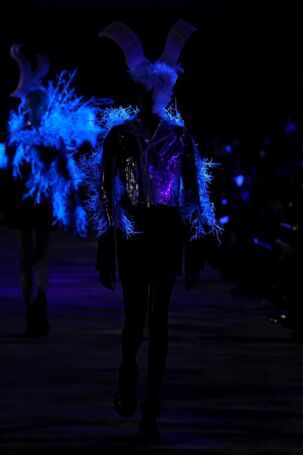 2/32 | Noir Kei Ninomiya Fall 2025 | Photo: NOWFASHION.com Noir Kei Ninomiya Fall 2025 | Photo: NOWFASHION.com