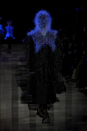 3/32 | Noir Kei Ninomiya Fall 2025 | Photo: NOWFASHION.com Noir Kei Ninomiya Fall 2025 | Photo: NOWFASHION.com
