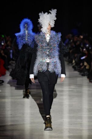 4/32 | Noir Kei Ninomiya Fall 2025 | Photo: NOWFASHION.com Noir Kei Ninomiya Fall 2025 | Photo: NOWFASHION.com
