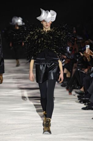 7/32 | Noir Kei Ninomiya Fall 2025 | Photo: NOWFASHION.com Noir Kei Ninomiya Fall 2025 | Photo: NOWFASHION.com