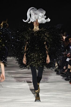 8/32 | Noir Kei Ninomiya Fall 2025 | Photo: NOWFASHION.com Noir Kei Ninomiya Fall 2025 | Photo: NOWFASHION.com