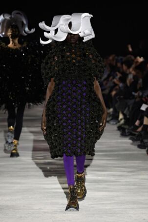 9/32 | Noir Kei Ninomiya Fall 2025 | Photo: NOWFASHION.com Noir Kei Ninomiya Fall 2025 | Photo: NOWFASHION.com