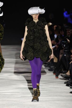 10/32 | Noir Kei Ninomiya Fall 2025 | Photo: NOWFASHION.com Noir Kei Ninomiya Fall 2025 | Photo: NOWFASHION.com