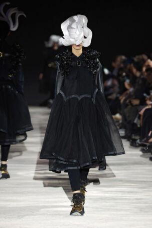 12/32 | Noir Kei Ninomiya Fall 2025 | Photo: NOWFASHION.com Noir Kei Ninomiya Fall 2025 | Photo: NOWFASHION.com