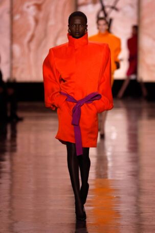 1/46 | Saint Laurent Fall 2025 | Photo: NOWFASHION.com Saint Laurent Fall 2025 | Photo: NOWFASHION.com
