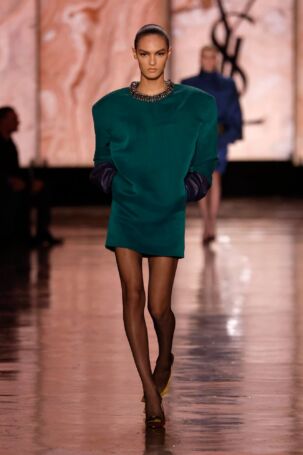 4/46 | Saint Laurent Fall 2025 | Photo: NOWFASHION.com Saint Laurent Fall 2025 | Photo: NOWFASHION.com