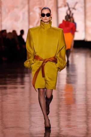 7/46 | Saint Laurent Fall 2025 | Photo: NOWFASHION.com Saint Laurent Fall 2025 | Photo: NOWFASHION.com