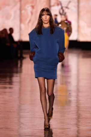 9/46 | Saint Laurent Fall 2025 | Photo: NOWFASHION.com Saint Laurent Fall 2025 | Photo: NOWFASHION.com