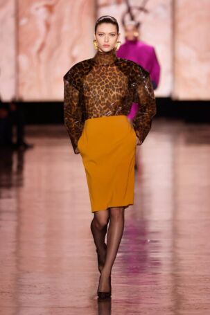 10/46 | Saint Laurent Fall 2025 | Photo: NOWFASHION.com Saint Laurent Fall 2025 | Photo: NOWFASHION.com