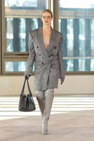 1/46 | Stella McCartney Fall 2025 | Photo: NOWFASHION.com Stella McCartney Fall 2025 | Photo: NOWFASHION.com