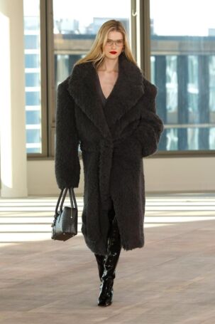 2/46 | Stella McCartney Fall 2025 | Photo: NOWFASHION.com Stella McCartney Fall 2025 | Photo: NOWFASHION.com