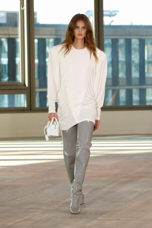 9/46 | Stella McCartney Fall 2025 | Photo: NOWFASHION.com Stella McCartney Fall 2025 | Photo: NOWFASHION.com