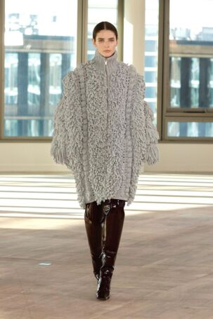11/46 | Stella McCartney Fall 2025 | Photo: NOWFASHION.com Stella McCartney Fall 2025 | Photo: NOWFASHION.com