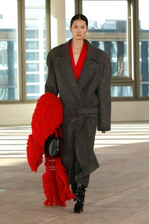 12/46 | Stella McCartney Fall 2025 | Photo: NOWFASHION.com Stella McCartney Fall 2025 | Photo: NOWFASHION.com