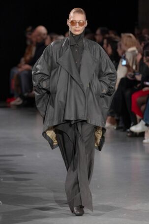 1/34 | Uma Wang Fall 2025 | Photo: NOWFASHION.com Uma Wang Fall 2025 | Photo: NOWFASHION.com