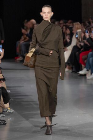 2/34 | Uma Wang Fall 2025 | Photo: NOWFASHION.com Uma Wang Fall 2025 | Photo: NOWFASHION.com