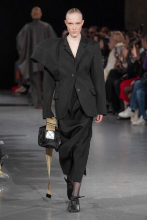 3/34 | Uma Wang Fall 2025 | Photo: NOWFASHION.com Uma Wang Fall 2025 | Photo: NOWFASHION.com