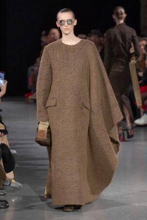 4/34 | Uma Wang Fall 2025 | Photo: NOWFASHION.com Uma Wang Fall 2025 | Photo: NOWFASHION.com