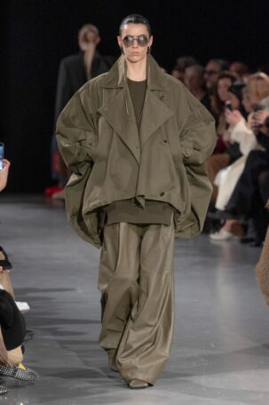 5/34 | Uma Wang Fall 2025 | Photo: NOWFASHION.com Uma Wang Fall 2025 | Photo: NOWFASHION.com