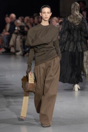 8/34 | Uma Wang Fall 2025 | Photo: NOWFASHION.com Uma Wang Fall 2025 | Photo: NOWFASHION.com