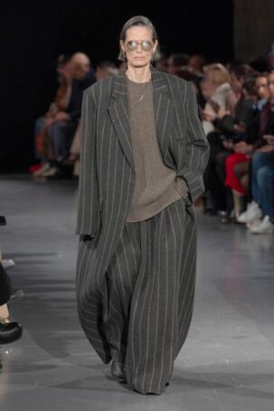 9/34 | Uma Wang Fall 2025 | Photo: NOWFASHION.com Uma Wang Fall 2025 | Photo: NOWFASHION.com