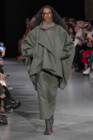 10/34 | Uma Wang Fall 2025 | Photo: NOWFASHION.com Uma Wang Fall 2025 | Photo: NOWFASHION.com