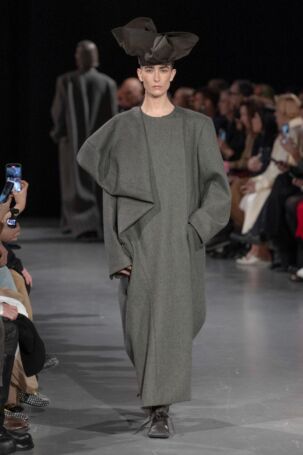 11/34 | Uma Wang Fall 2025 | Photo: NOWFASHION.com Uma Wang Fall 2025 | Photo: NOWFASHION.com