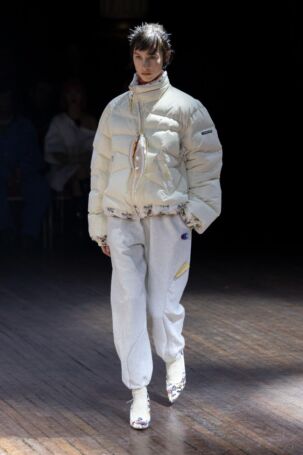 10/51 | Undercover Fall 2025 | Photo: NOWFASHION.com Undercover Fall 2025 | Photo: NOWFASHION.com