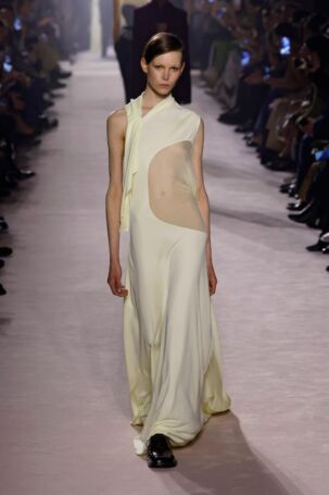 1/24 | Victoria Beckham Fall 2025 | Photo: NOWFASHION.com Victoria Beckham Fall 2025 | Photo: NOWFASHION.com